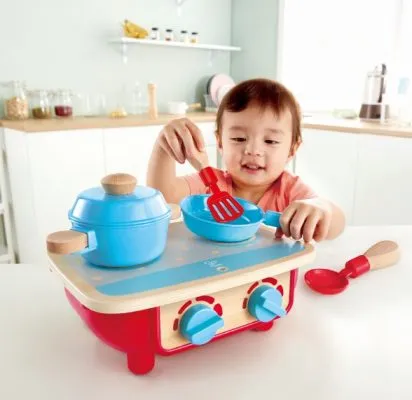 Hape Toddler Kitchen Set木制厨房玩具,配有锅和平底锅