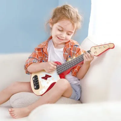 音楽のおもちゃで遊ぶ子どもの興味を観察する様子