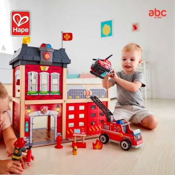لعبة محطة الإطفاء الخشبية Hape City Fire Station مع شاحنة إطفاء