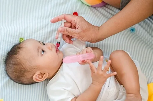 Memeriksa label obat sebelum pemberian demi keamanan