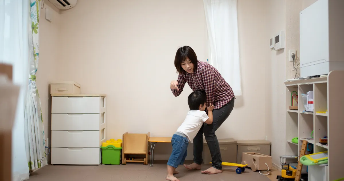 怒っておもちゃを投げる子ども
