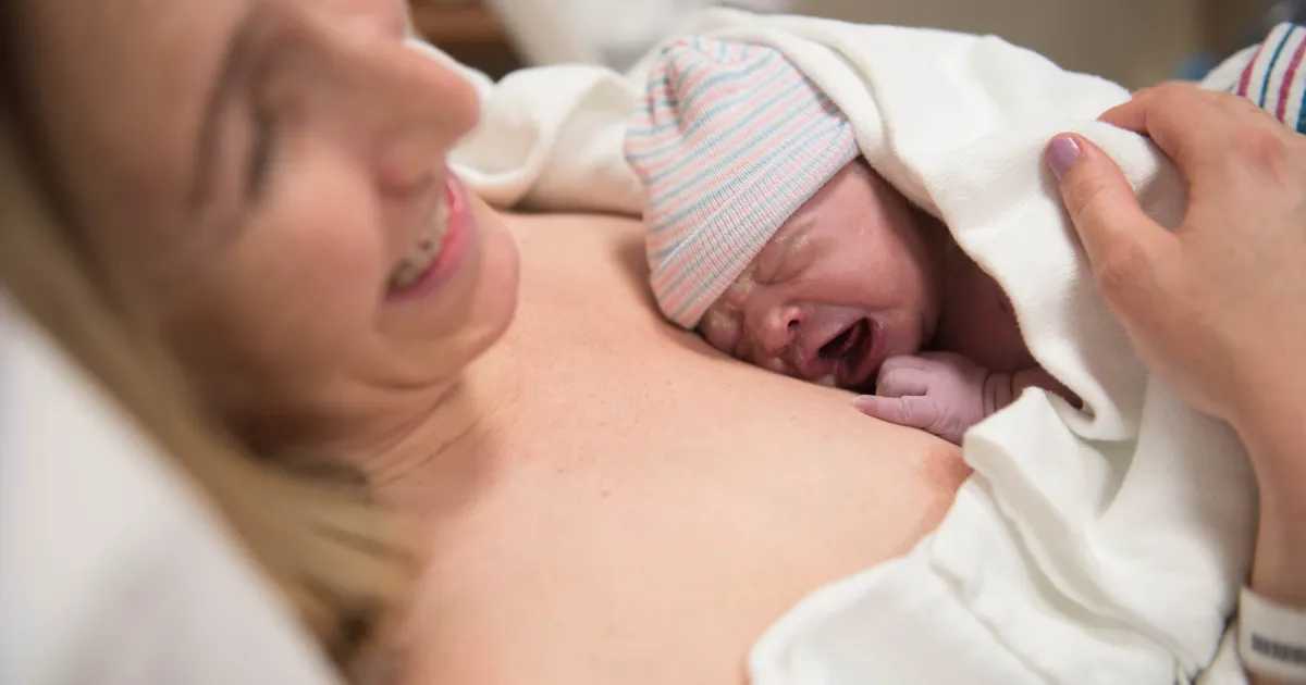 Ibu setelah persalinan normal bersama bayi yang baru lahir