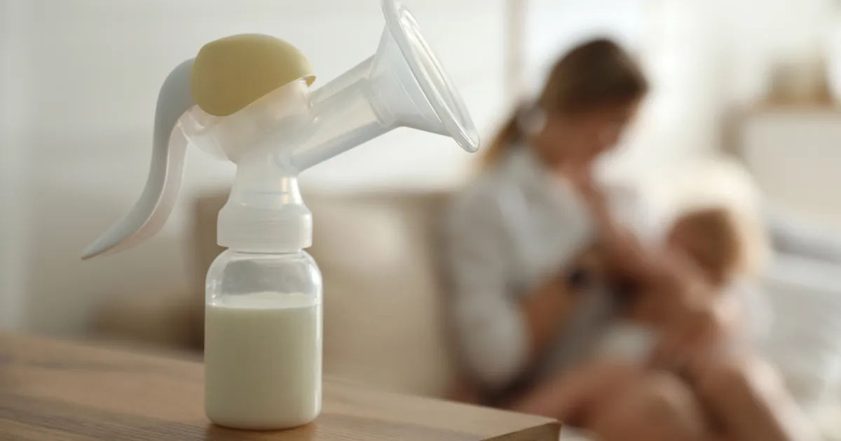 新手妈妈用吸奶器为宝宝收集母乳