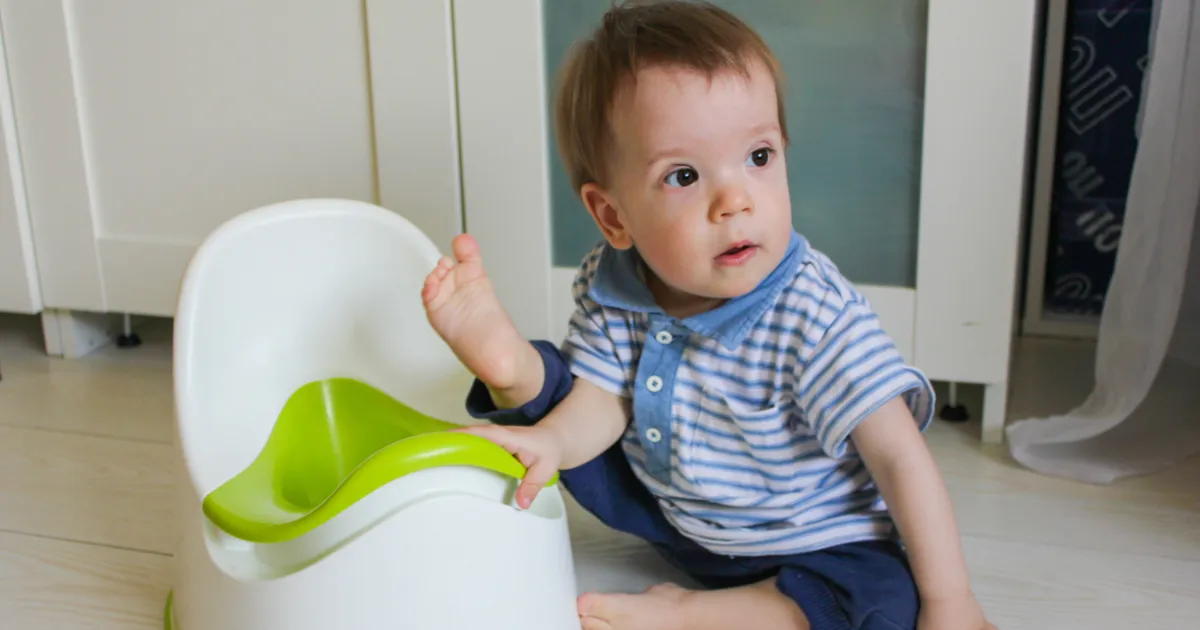Parents teaching their child to use the toilet correctly
